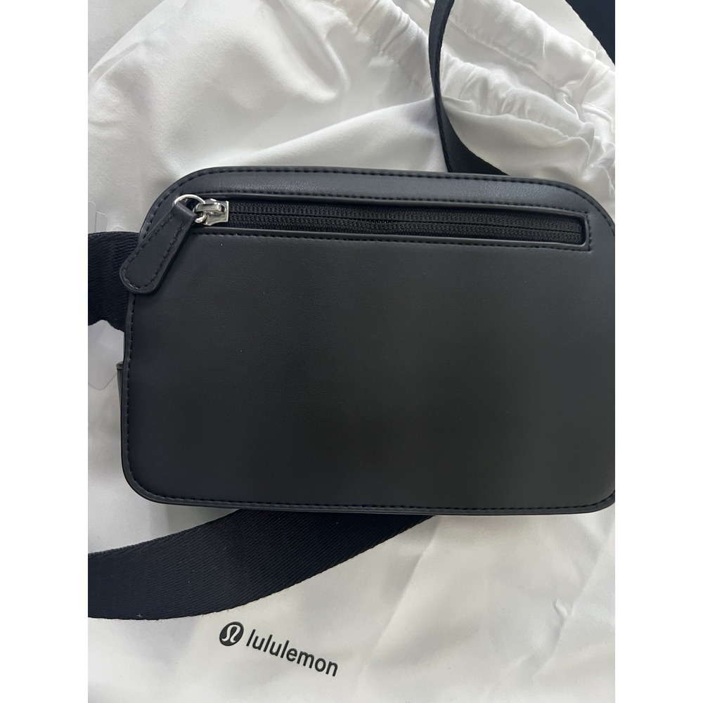 Lululemon Everywhere Belt Bag Cactus Leather Alternative 1L Black/silver - Picture 10 of 13